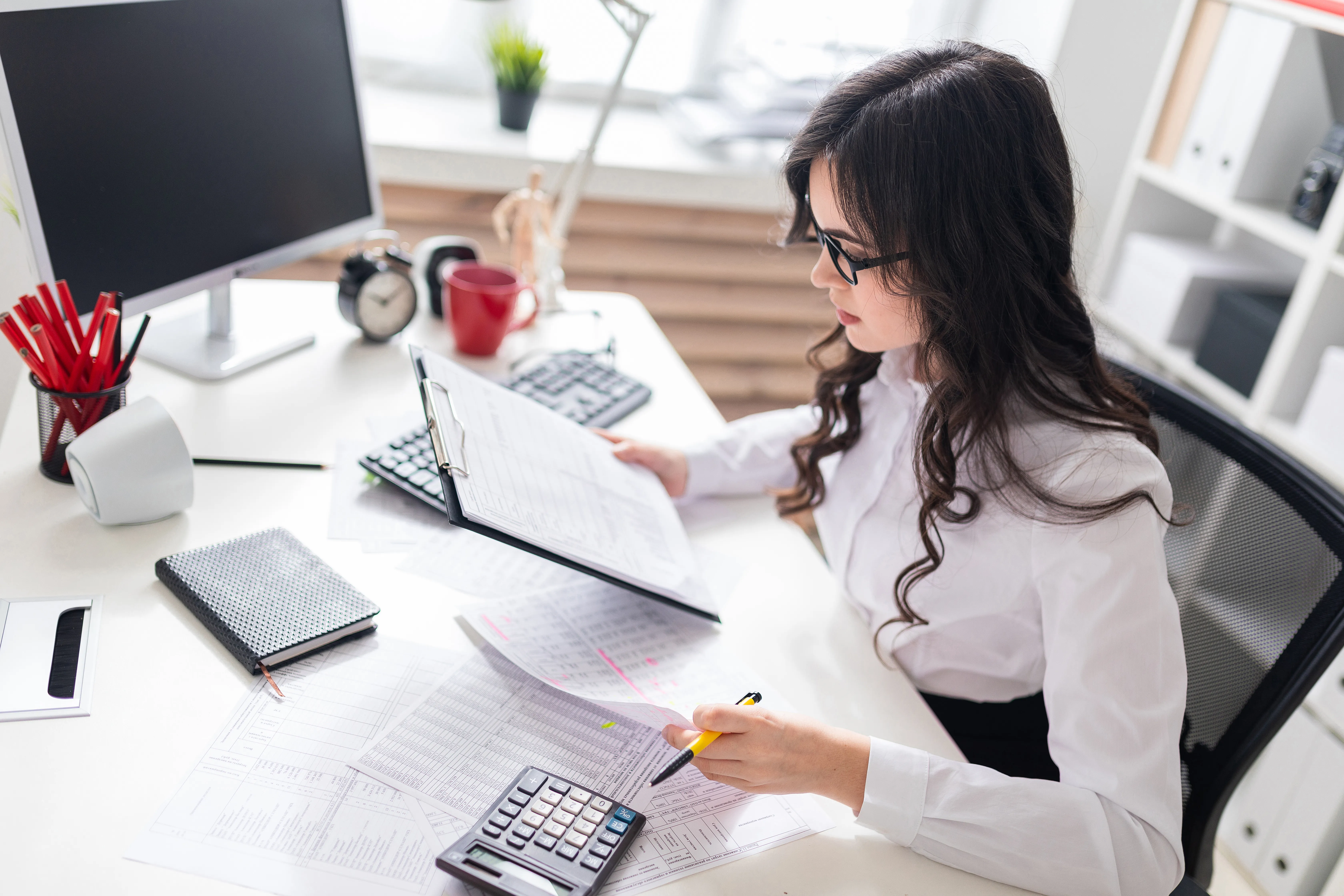 Mujer supervisando ingresos mediante portal de facturaci�n que facilita la organizaci�n y el cumplimiento fiscal