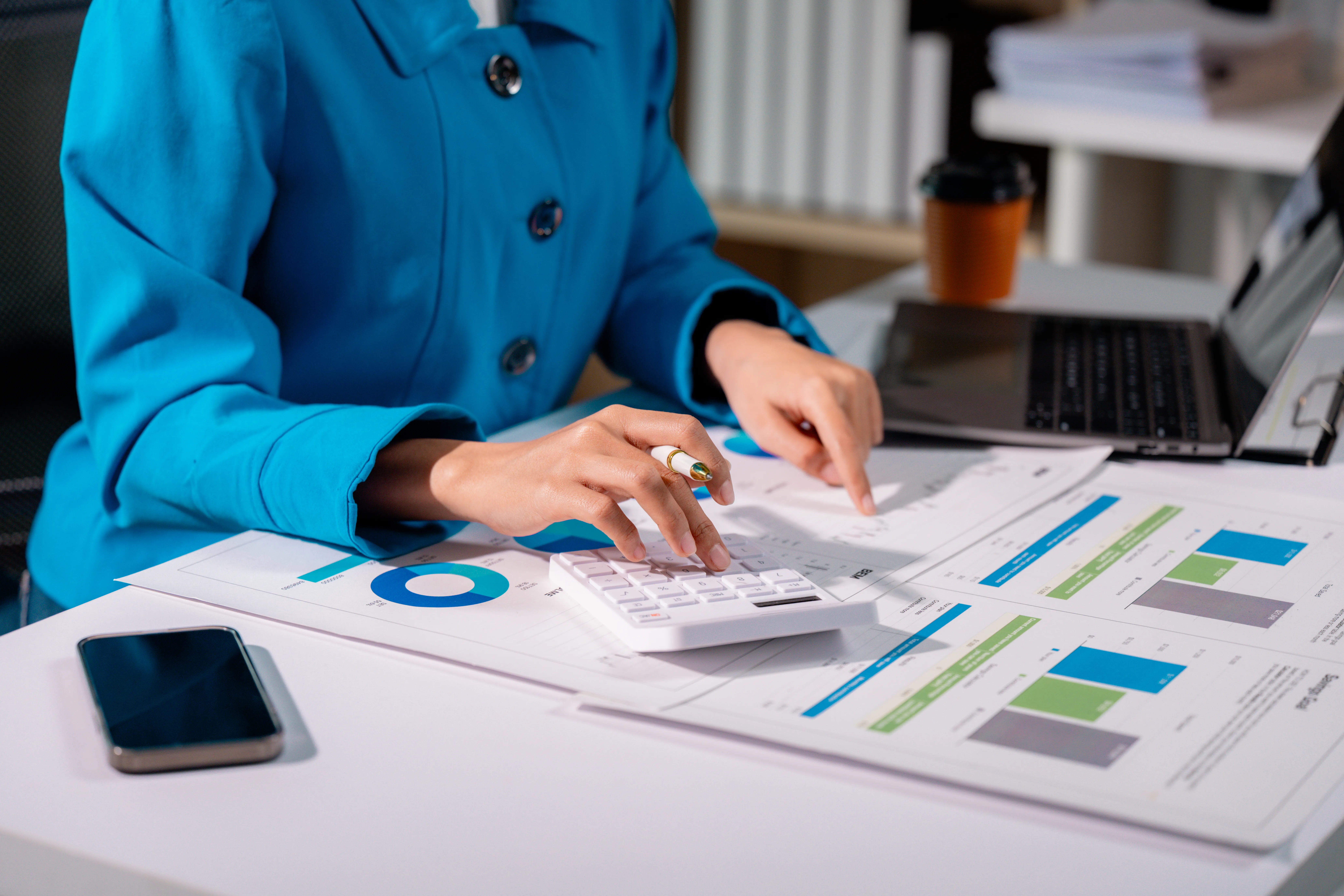 Empresario revisando reportes financieros en computadora utilizando portal de facturaci�n para organizar ventas y mejorar control administrativo.