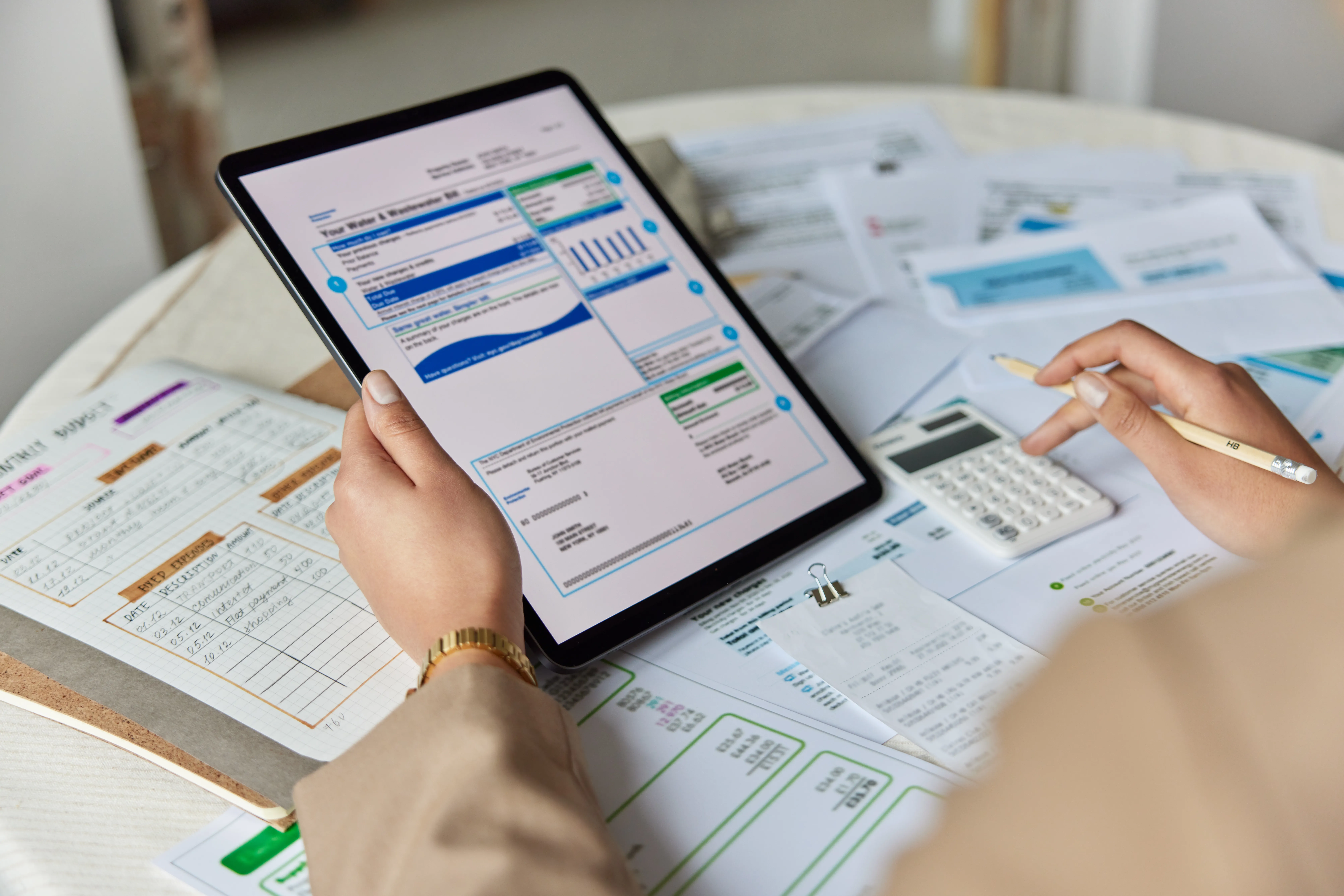 Empresaria gestionando documentos digitales mediante sistema de facturaci�n que facilita el seguimiento de ingresos.