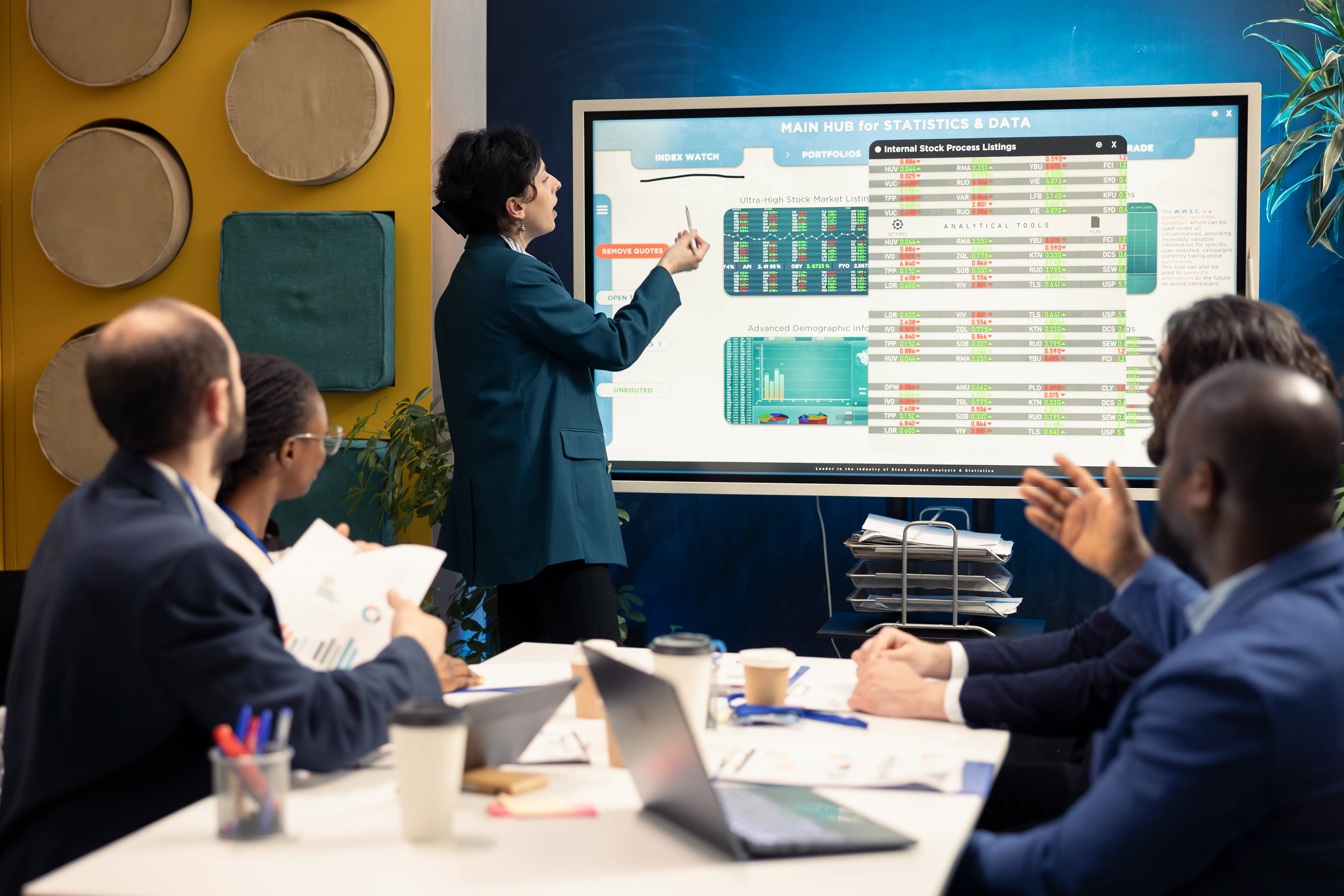 EJunta empresarial revisando los resultados y operaciones apoyados en sistemas administrativos para mejorar organizaci�n y toma de decisiones.